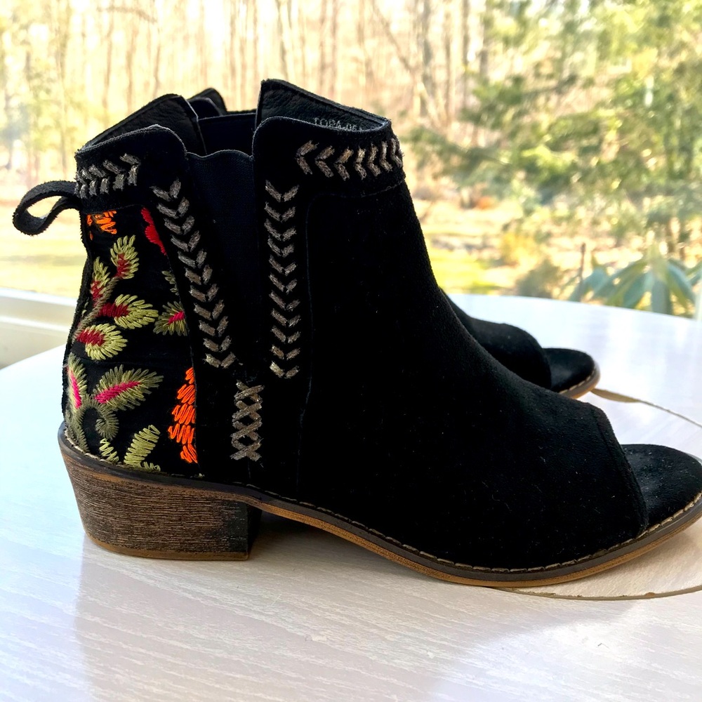 Open toe shoe booties fits like a 6